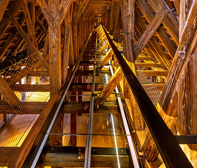 Mezi 500 let starým krovem vede skleněná lávka. Port 1560 má cenu Stavba roku