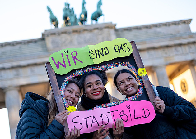 Merzův výrok o rázu měst vadí aktivistkám. Ženy čelí nebezpečí hlavně doma, tvrdí