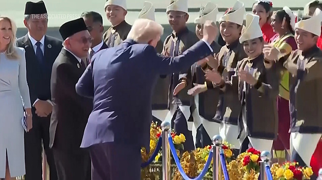 VIDEO: Rozjařený Trump. Na letišti v Malajsii si zatrsal spolu s tanečníky