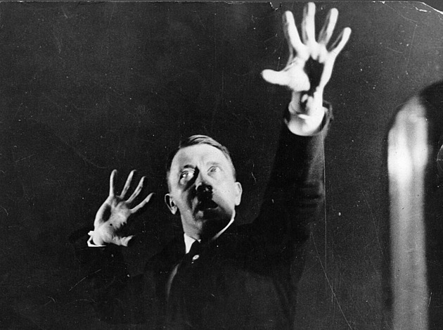 Hitler nacvičoval gesta diktátora, fotky z tajné generálky měly navždy zmizet