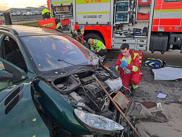 Tragická nehoda tří aut na Pelhřimovsku. Jeden člověk zemřel, další jsou zranění