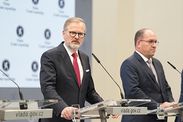 Vláda rozhodla o demisi, premiér Fiala ji osobně odnese na Hrad prezidentovi