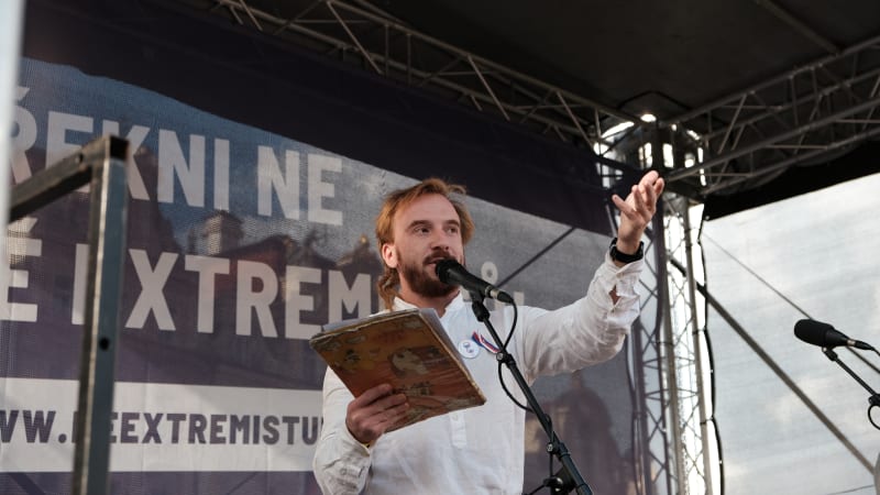 Minář burcuje a svolává další demonstraci na Staromák. Novou vládu přirovnal k mafiánům