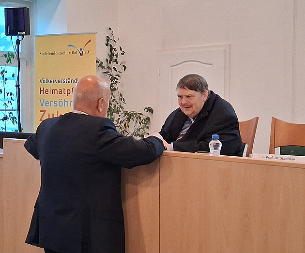 Sudetoněmecký předák Posselt v Brně kritizoval Orbána a chválil slivovici