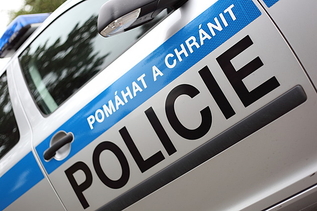 Při nehodě na Tachovsku zemřel devatenáctiletý muž, auto začalo hořet