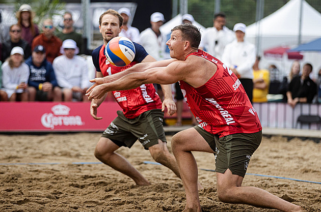 ONLINE: Obhájci Perušič a Schweiner bojují o semifinále MS, první set ztrácejí