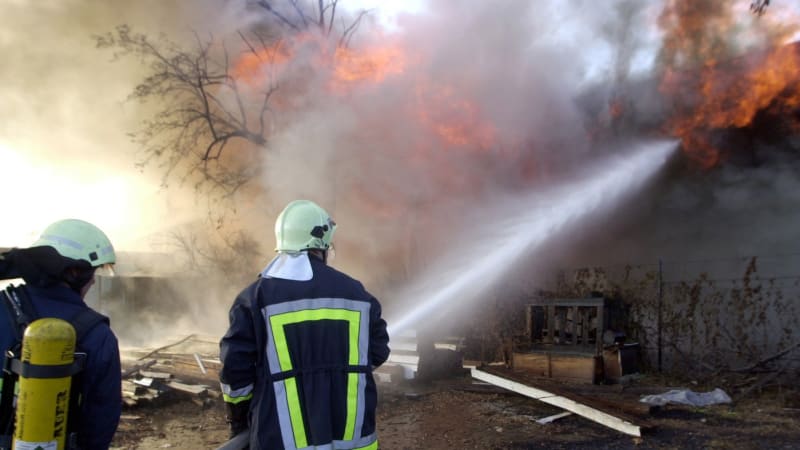 Na brněnském letišti hořela opravna letadel. Zásah komplikovalo počasí