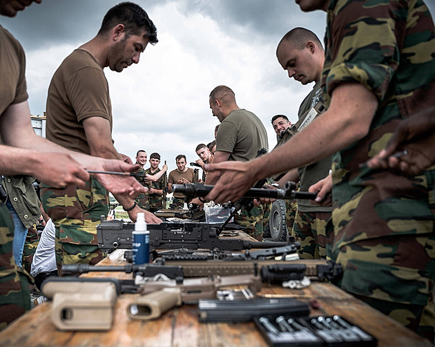 Macron avizuje vojnu pro studenty. Poté, co generál vyděsil výrokem o umírání dětí