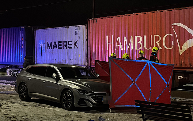 Dělníci ve Staré Boleslavi chystali výluku, srazil je nákladní vlak. Jeden zemřel