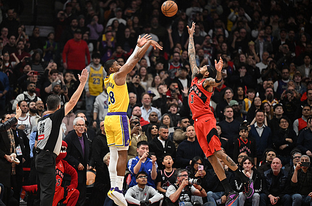Lakers rozhodli košem v poslední sekundě, LeBronovi skončila rekordní série