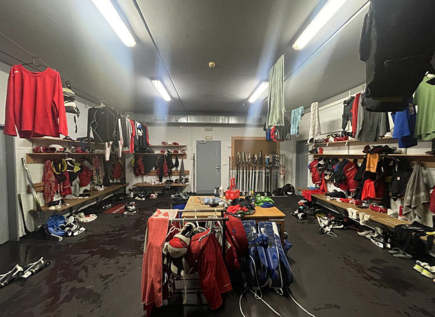 Hokejisté trénovali, zloděj jim zatím vykradl šatnu. Sám pak dal policii vodítko