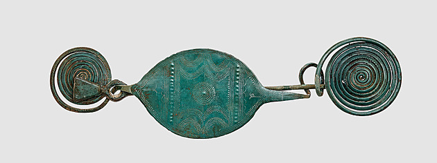 Nadšenec do historie našel vzácnou sponu, šperk obohatí muzejní sbírky