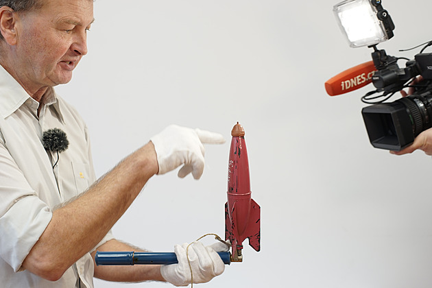 Dětská vodní raketa se startovala pomocí cyklistické hustilky