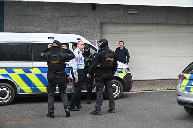 Muže obviněného z únosu chlapce přivezla eskorta k soudu, rozhoduje se o vazbě