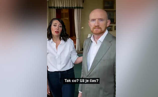 Popelka na britské ambasádě. Úředníkům radí Rozárka, velvyslance trefily oříšky do nosu