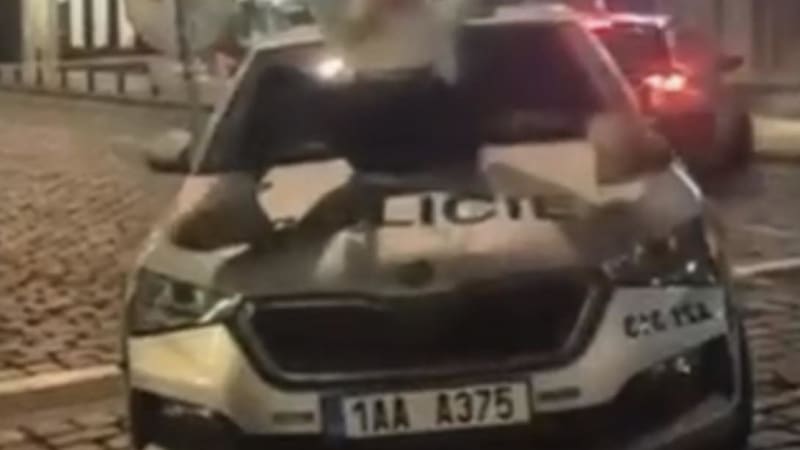 Žena v Praze dováděla na kapotě policejního vozu. „Striptérské kreace“ ji přijdou draho