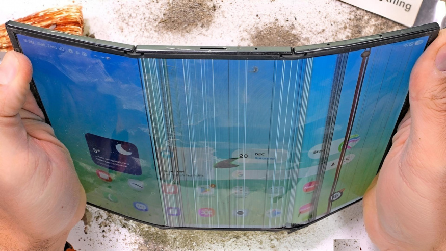 Galaxy Z TriFold v testu odolnosti: futuristická skládačka naráží na limity reality