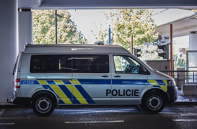 Policisté evakuují obchodní centrum v Teplicích, anonym hrozil střelbou