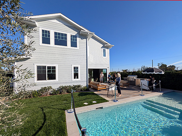 První dům po děsivých požárech v LA postavili s povolením za osm měsíců