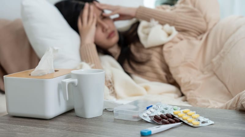 Žene se vlna zákeřné varianty chřipky, varuje WHO. Kdy neotálet s návštěvou lékaře?