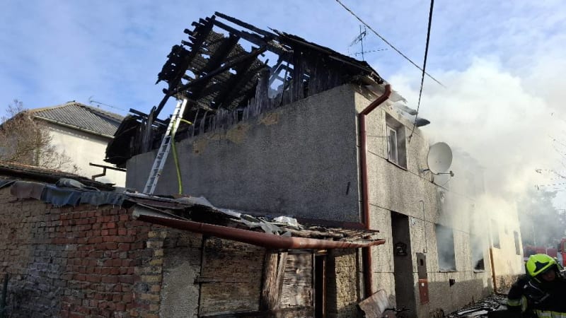 V Hrušce hoří rodinný dům. Požár si vyžádal oběť na životě