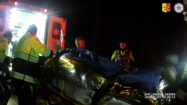 Petarda utrhla muži obě ruce, policie ukázala drastické video