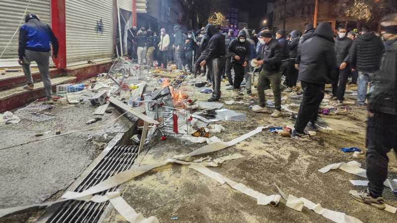 Budovy i auta v plamenech, desítky obětí. Íránem zmítají nepokoje, vliv na ně má i Trump