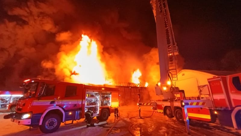 Halu u Českých Budějovic pohltil oheň: Hasiči mají těžké podmínky, na místě zůstanou do úterý