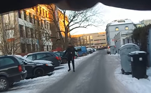 Mladík v kukle vystrašil lidi na ulici dlouhou zbraní, zakročila proti němu policie