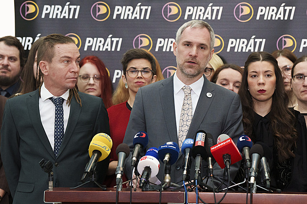 Piráti chodí ve Sněmovně pozpátku. Babišova vláda nás táhne zpět, říkají