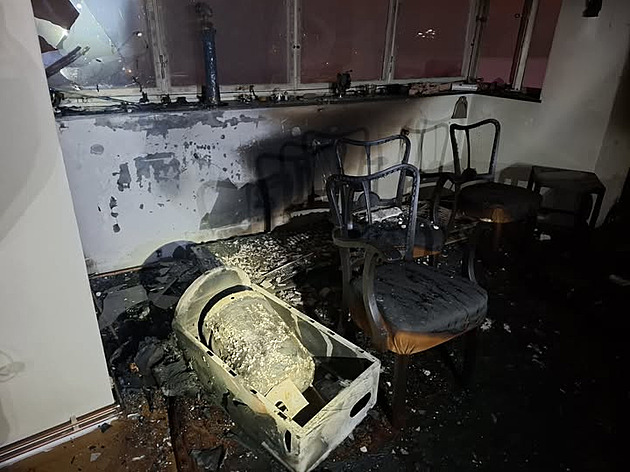 Od hořícího přímotopu explodovala v bytě tlaková láhev, škoda přesáhne milion