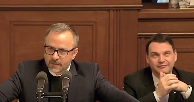 Macinka svými grimasami naštval opoziční poslance. Dětinské, napomenul ho Válek