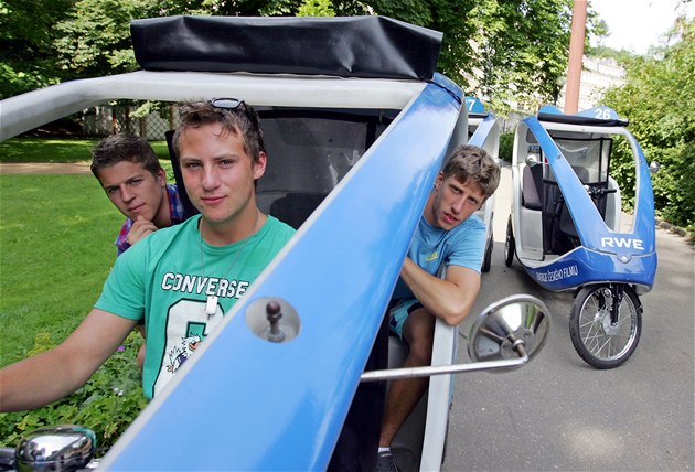 Vietnamci z celé Evropy budou slavit ve Varech, město shání řidiče rikš