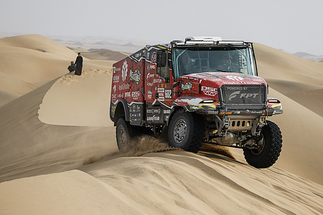 Loprais skončil na Dakaru druhý mezi kamiony, obhájce Macík obsadil čtvrté místo