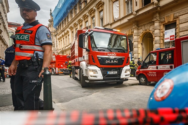 V Praze na Žižkově hoří byt, hasiči museli evakuovat i přilehlou školku