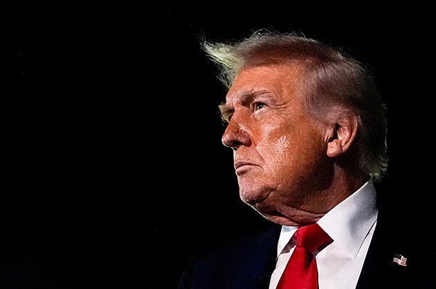 Nechápu, co děláš, napsal Macron Trumpovi. Ten pohrozil clem na víno