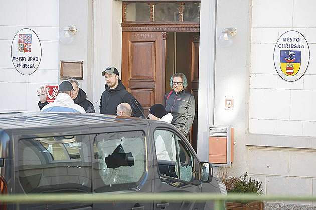 Chtěl jsem ho zastavit. Trefil mě dvakrát. Postřelený starosta Chřibské promluvil