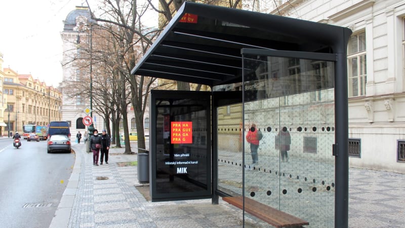 Praha vymění 100 nejstarších přístřešků u zastávek MHD za nové. Další stovky zatím zůstanou