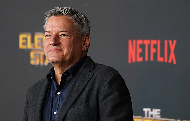 Zisk Netflixu překonal odhady, akcie ale kvůli boji o Warner Bros klesly