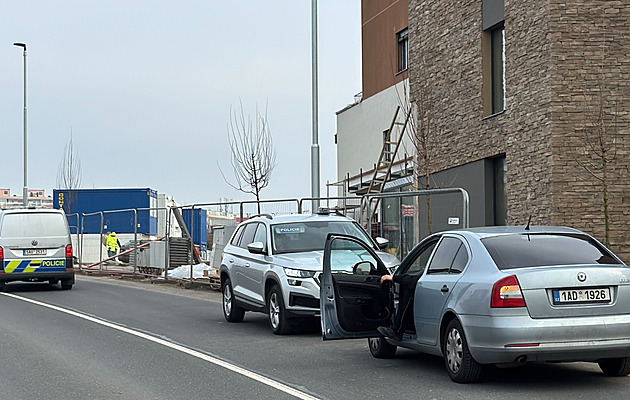 Tragický pád z lešení. Dělník v Řeporyjích podlehl těžkým zraněním