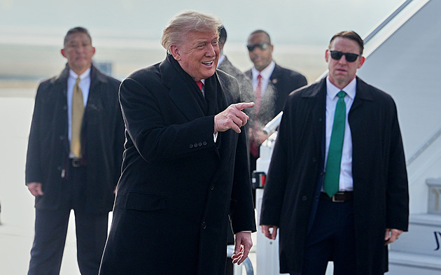 Trump se zpožděním dorazil do Švýcarska. V Davosu pronáší očekávaný projev