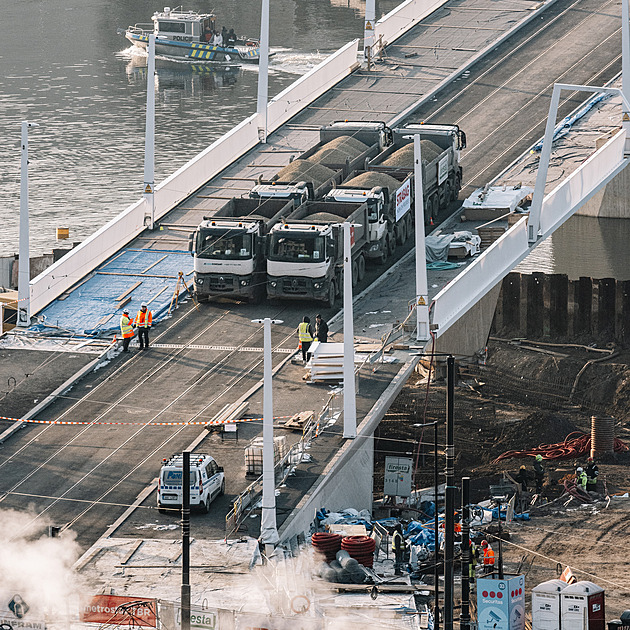 Osmkrát 32 tun. Dvorecký most prověřily těžké náklaďáky, v provozu bude od jara