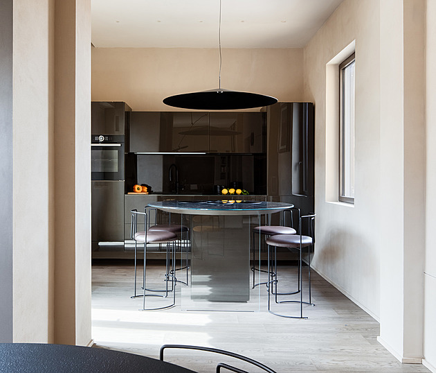 Byt v Římě po proměně nemá žádné klasické dveře, zato zavěšenou postel