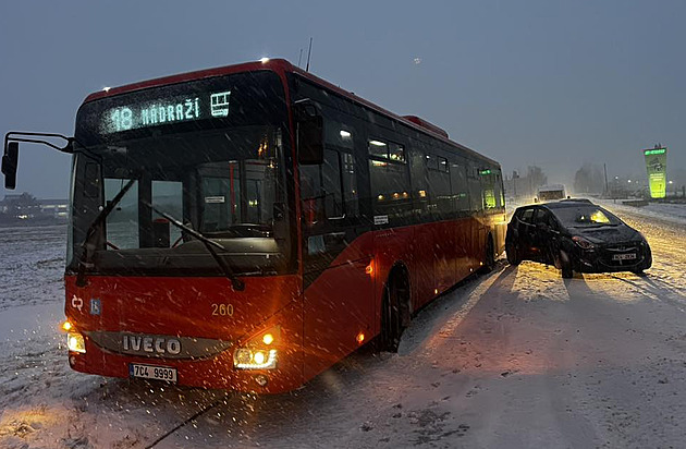 Pomáhal plačícím dětem i řídil dopravu, pochválil po nehodě cestující řidiče MHD