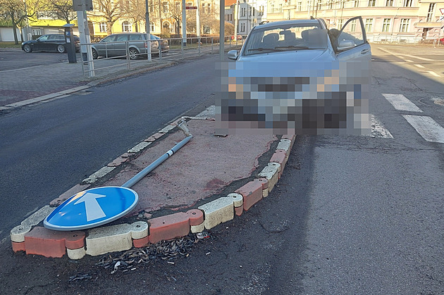 Strážníci vezli opilého na záchytku, nakonec pomáhali s převozem do nemocnice