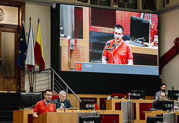 Skončím na úřadu práce, kritizuje vyhlášku taxikář. Před zastupiteli protestovali jen dva