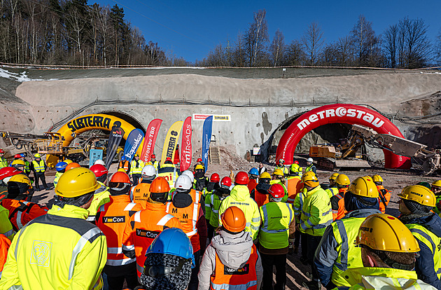 Šest metrů denně. Na dálnici D11 už razí tunel, dělníky stráží patronka