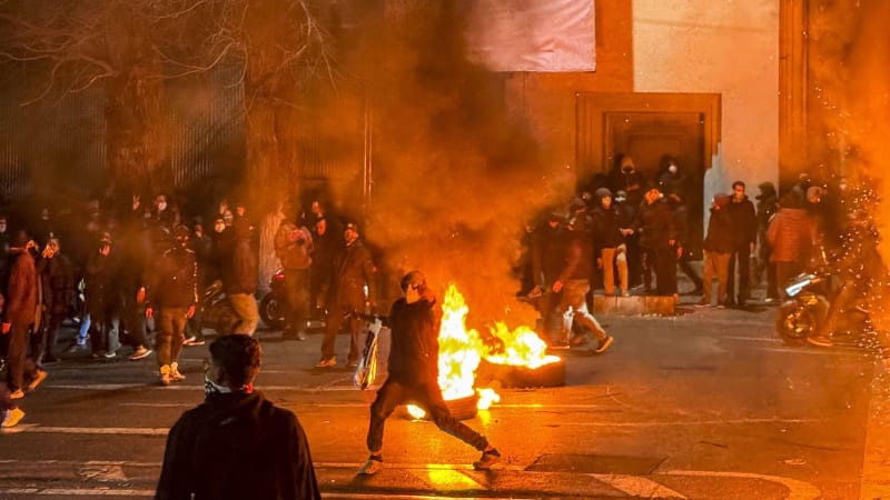 Brutalita a krev v ulicích Íránu: Vojáci střílí lidi do genitálií. Umírají i děti, líčí svědci