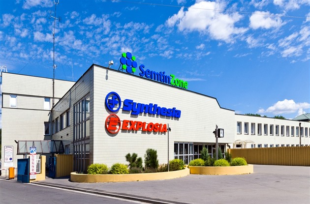 Zaměstnanec chemičky utrpěl popáleniny v obličeji, letěl pro něj vrtulník