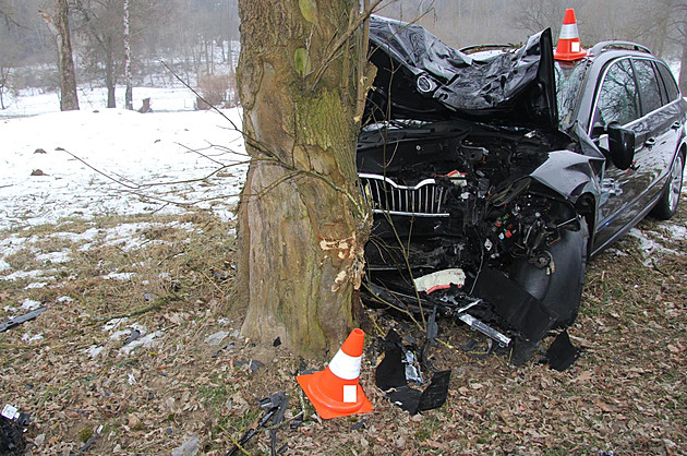 Rychlá jízda a pak náraz do stromu. Řidič na místě zemřel, nebyl připoutaný